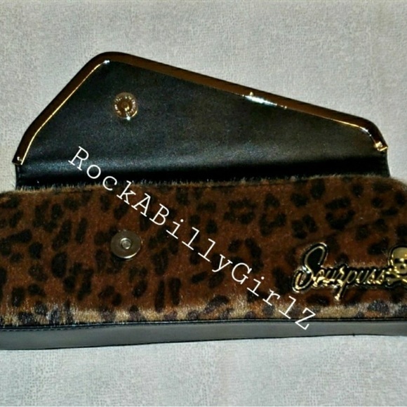 Sourpuss Leopard Faux Fur Magnetic Closure Clutch Purse with Black Satin NEW - Picture 4 of 7